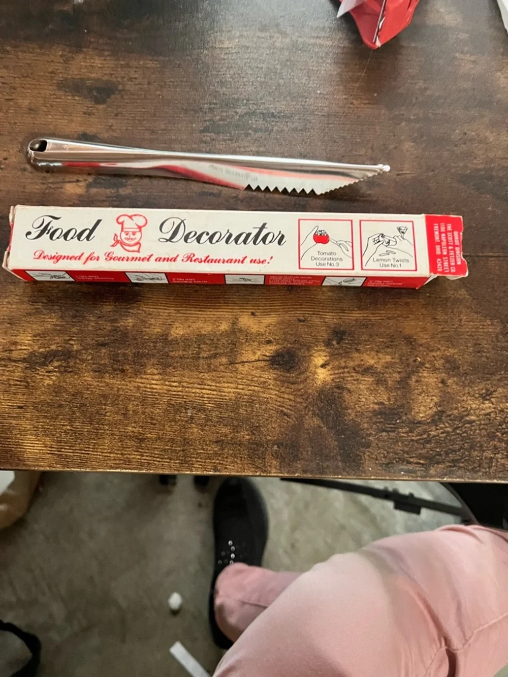 Decoracion Stainless Steel Serrated Tongs - Red Box